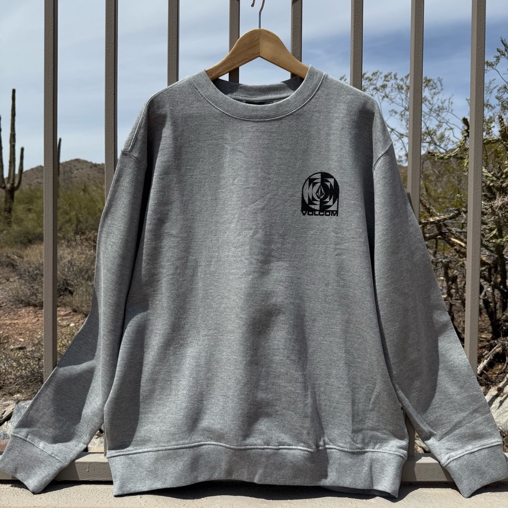 ⬇️💲Volcom NWT Gray Sweatshirt with Ribbed Cuffs and Logo